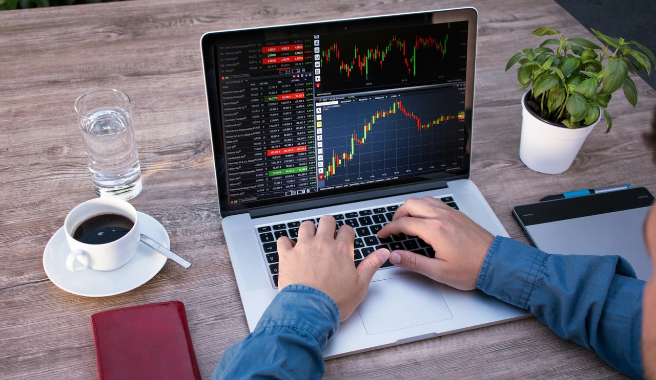 Strategi Efektif: Promosi di Sosmed Trading Aman Terpercaya Bersama Rajakomen.com
