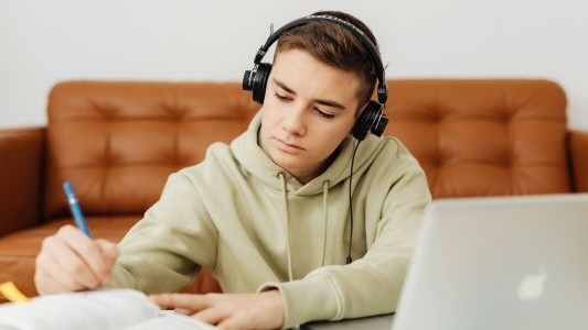 Latihan Listening TOEFL: Teknik Skimming dan Scanning yang Wajib Dikuasai