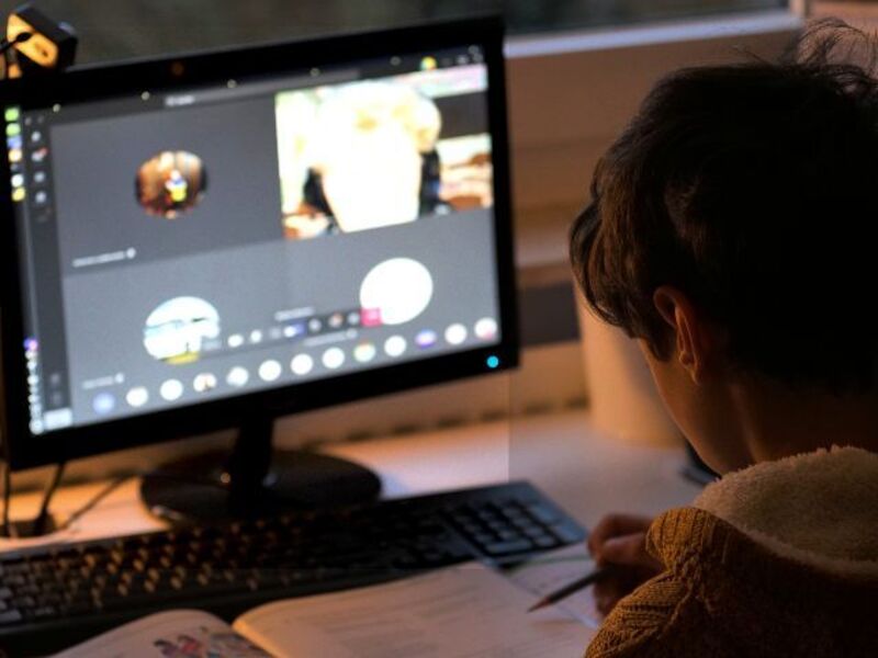 Cara Efektif Mengikuti Kuliah Online: Tips untuk Mahasiswa yang Bekerja